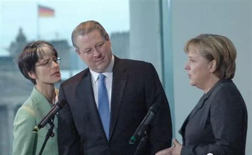 隨著國際性的會議越來越多，同聲傳譯的需求也隨之越來越大，對于同聲傳譯大家多少都有一些了解，同聲傳譯作為口譯中要求最高的翻譯，保證同聲傳譯項目的質(zhì)量，以及使每一個同聲傳譯活動都能圓滿成功是一個翻譯公司最重要的事，市面上有很多翻譯公司，都會聲稱自己可以做同聲傳譯，到底該怎么選擇專業(yè)的翻譯公司